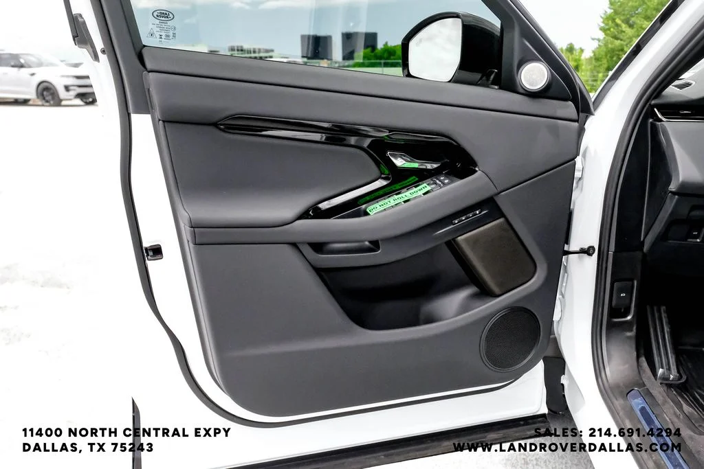 New 2026 Ostuni Pearl Wht Prem Met Land Rover Hoxton Edition image 37