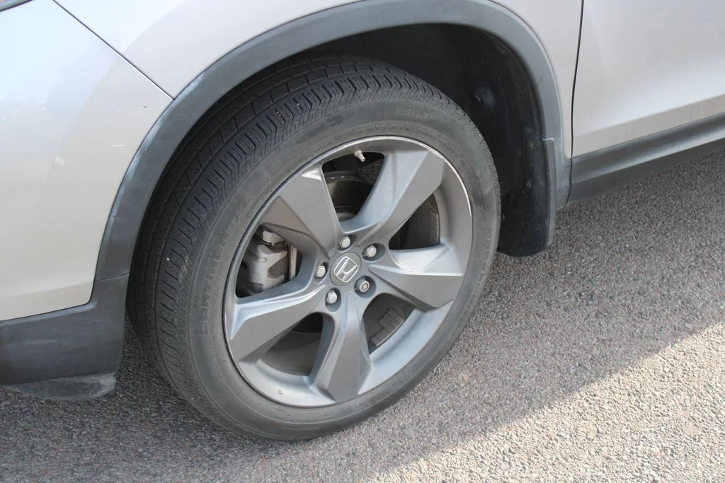 Used 2020 Lunar Silver Metallic Honda Touring image 12