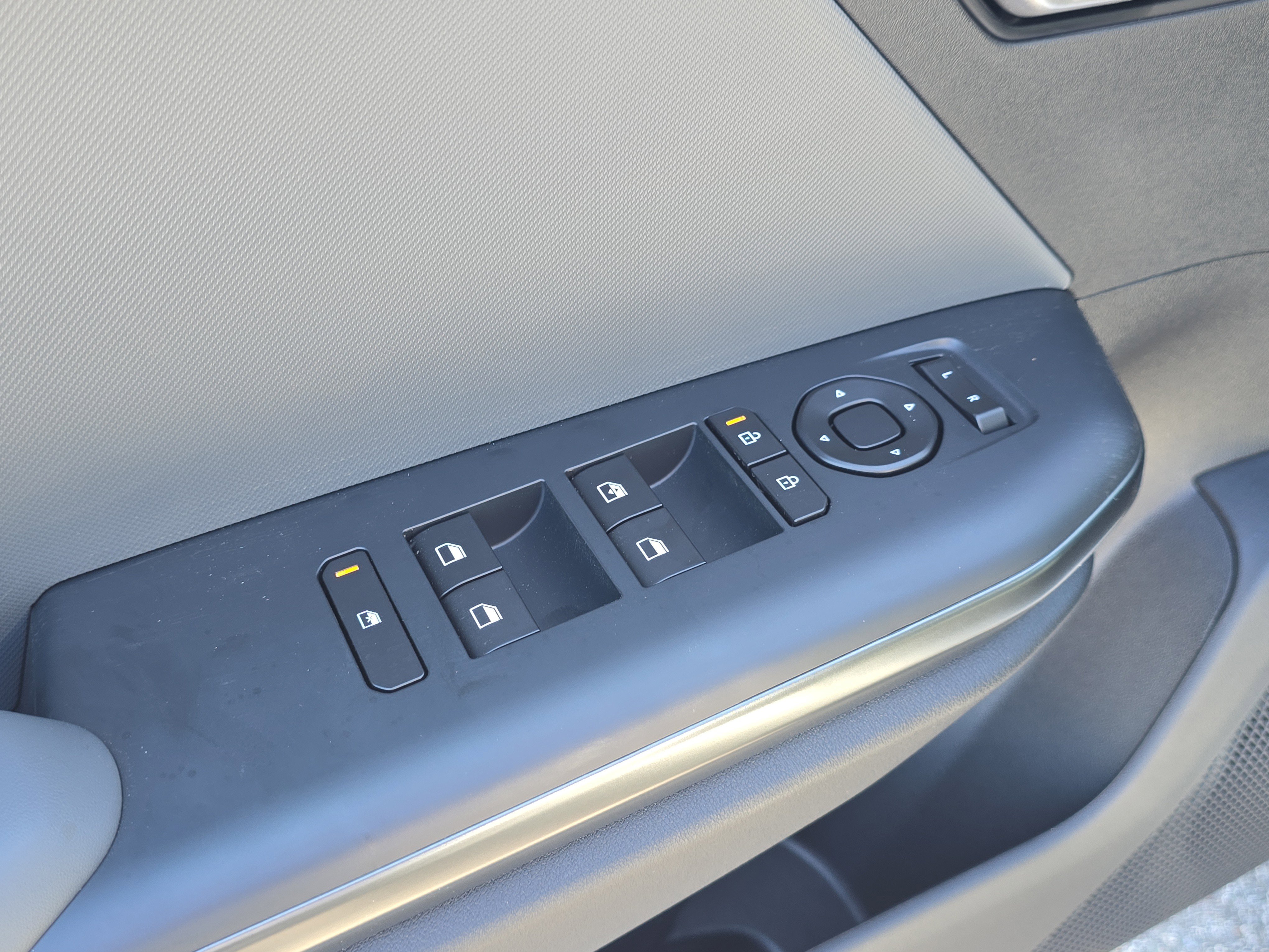 New 2026 Snow White Pearl Kia LXS image 18