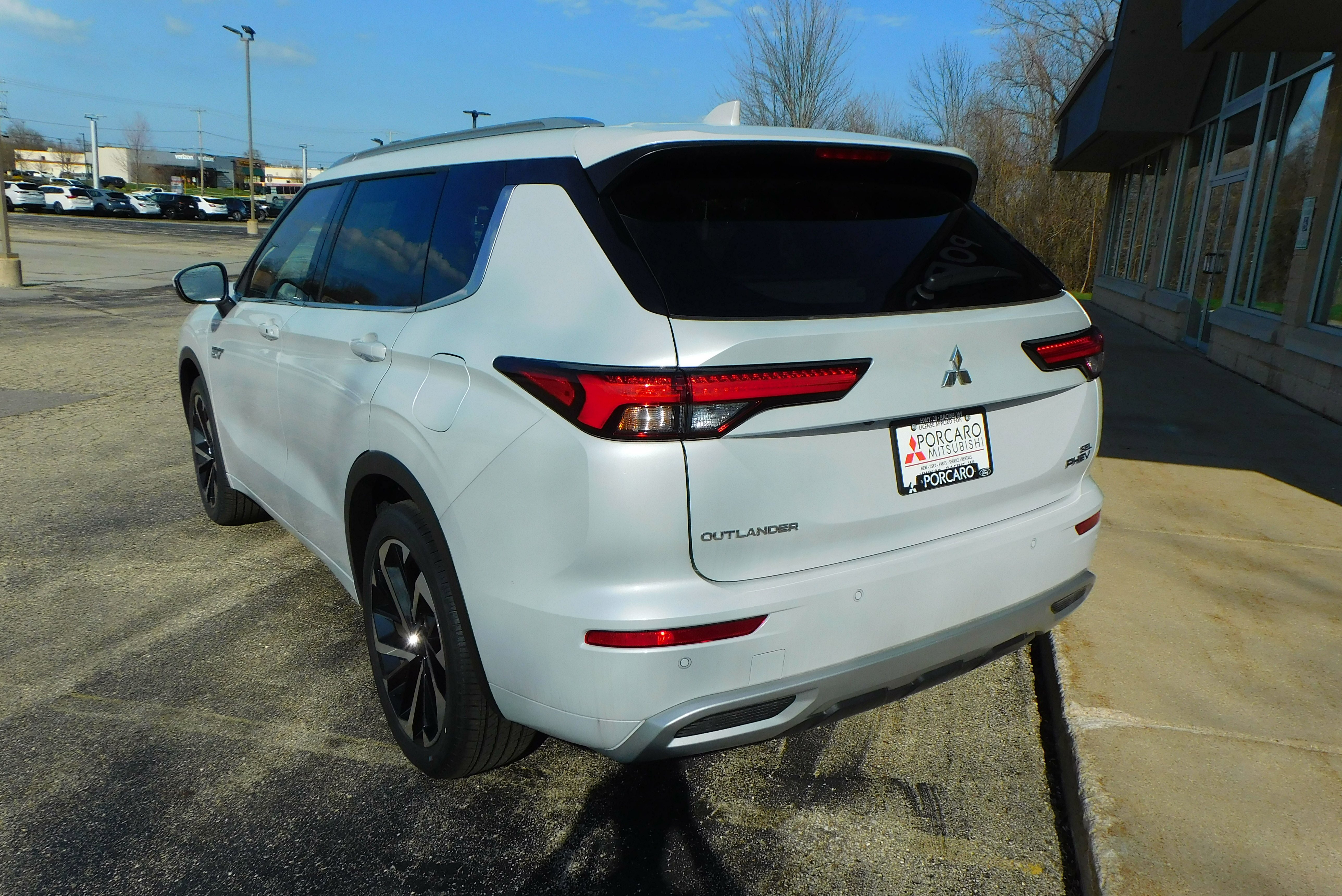 Used 2025 WHITE DIMD Mitsubishi SEL Platinum Edition image 3