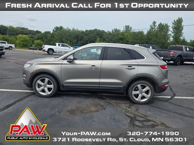 Used 2017 Silver Lincoln Premiere image 5