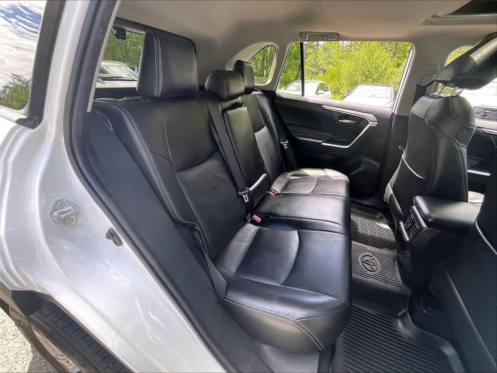 Used 2022 White Toyota XLE image 16