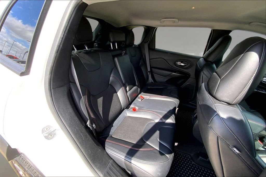 Used 2020 Bright White Clearcoat Jeep Trailhawk image 25