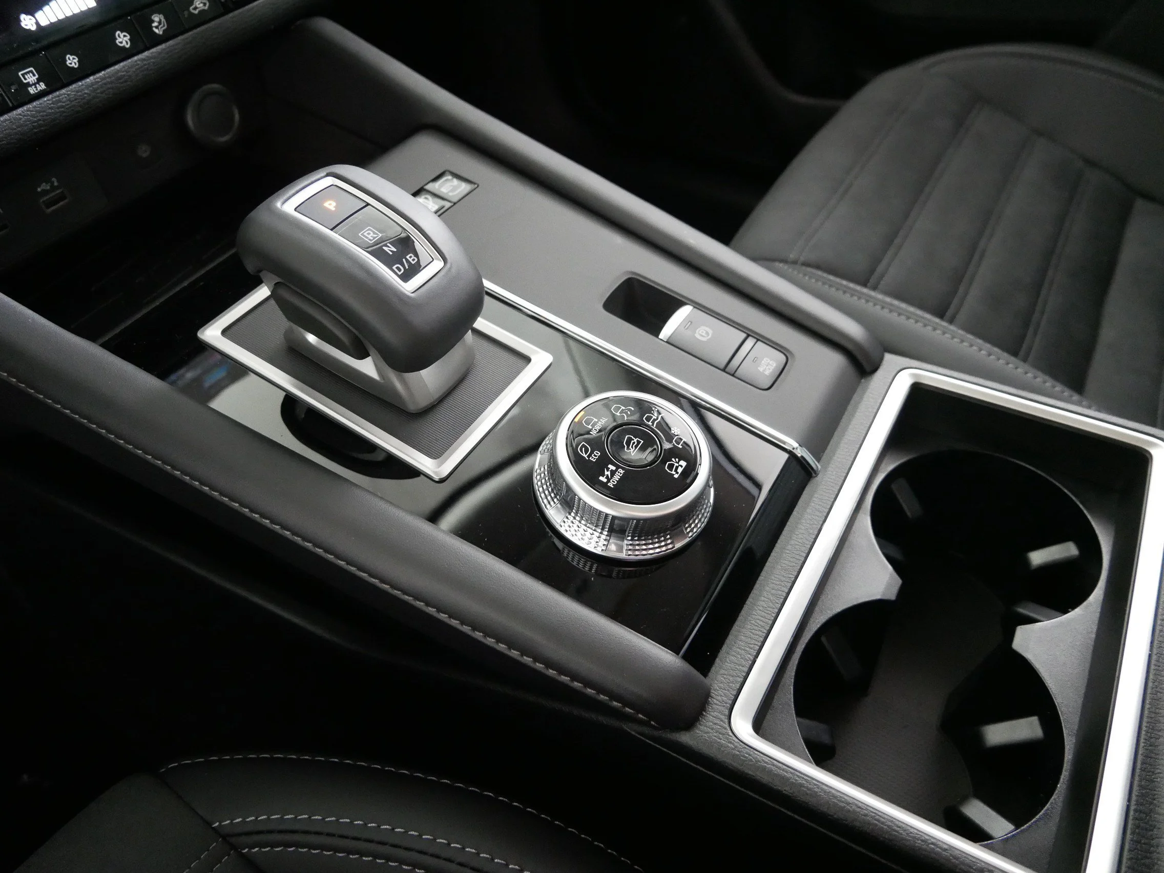 2025 Mitsubishi Outlander Plug-in Hybrid SE - Photo 6