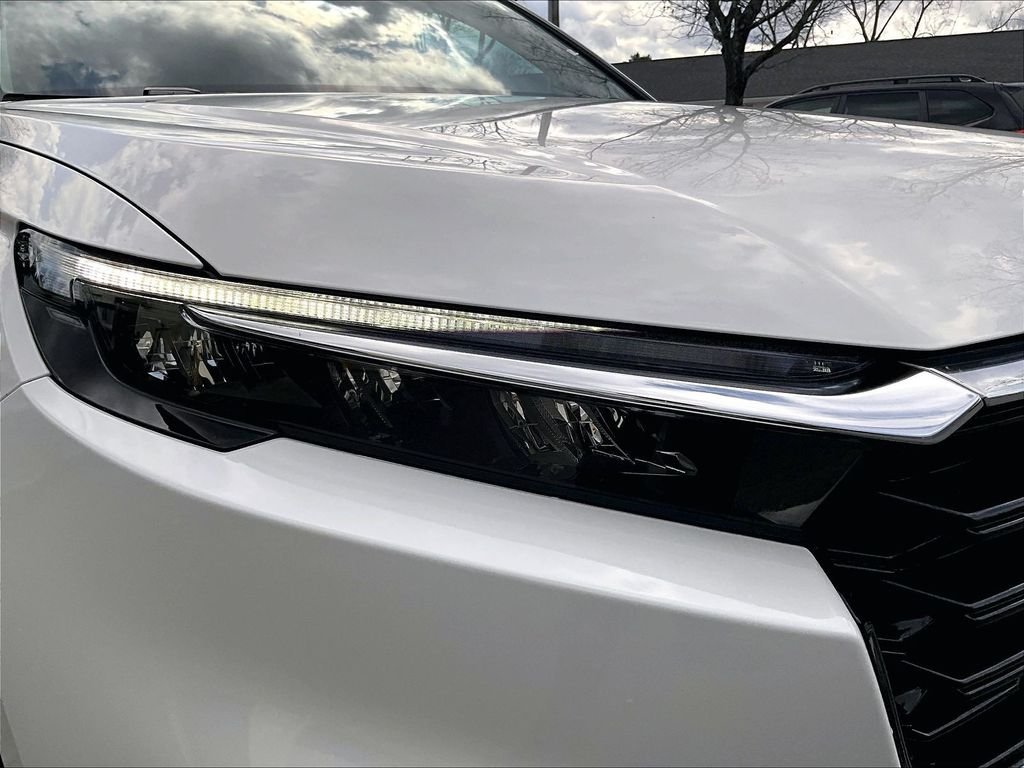 Used 2024 White Honda EX-L image 31