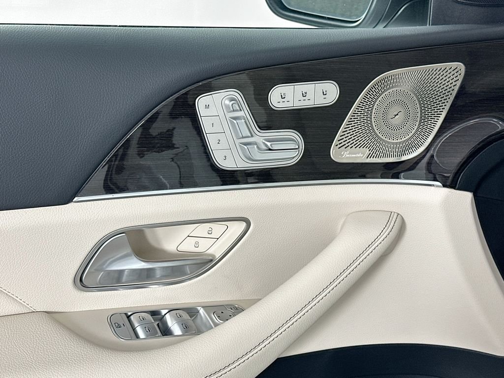 New 2026 MANUFAKTUR Moonlight White Metallic Mercedes-Benz GLS 450 image 18