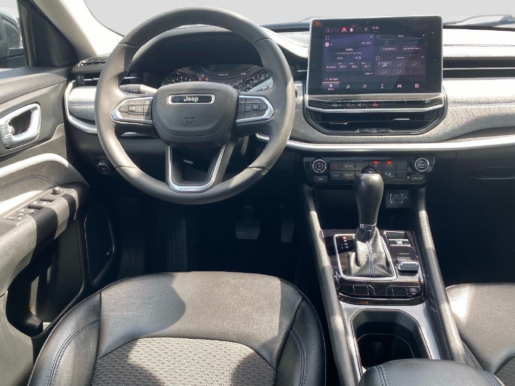 Used 2022 Black Jeep Latitude image 11
