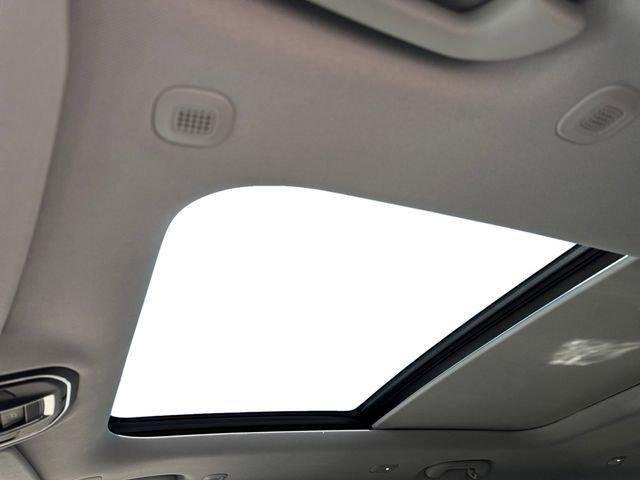 Used 2022 Diamond Black Crystal Pearlcoat Jeep Limited image 11