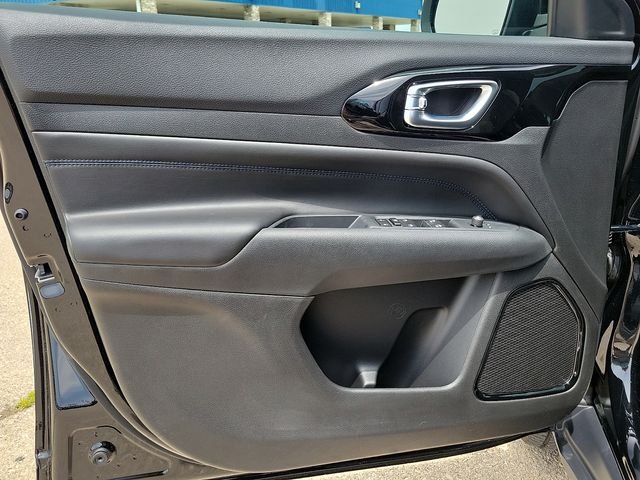 New 2026 Diamond Black Crystal Pearl-Coat Exterior Paint Jeep Latitude image 11