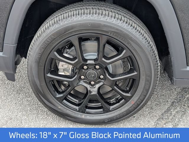 New 2026 Diamond Black Crystal Pearl-Coat Exterior Paint Jeep Latitude image 12