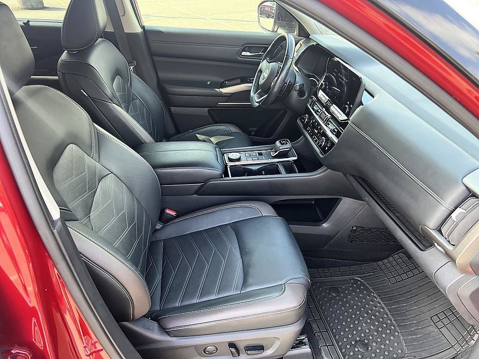 Used 2023 Scarlet Ember Tintcoat/Super Black Nissan Platinum image 17