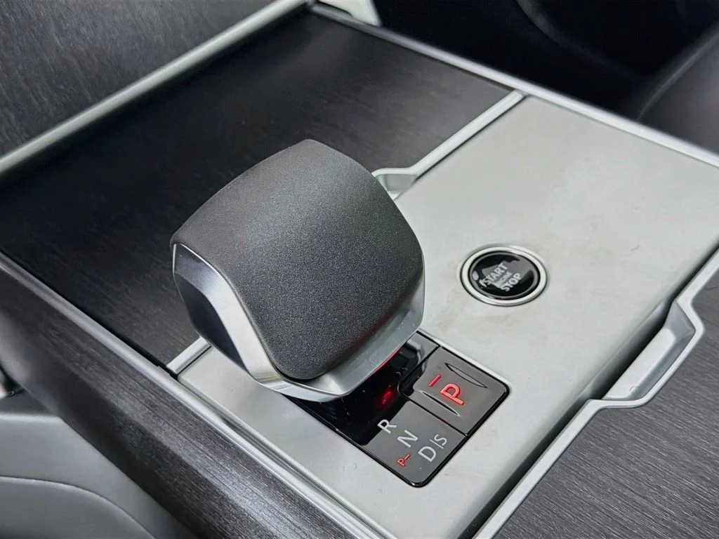 New 2026 Fuji White Land Rover SE 7 Seats image 17