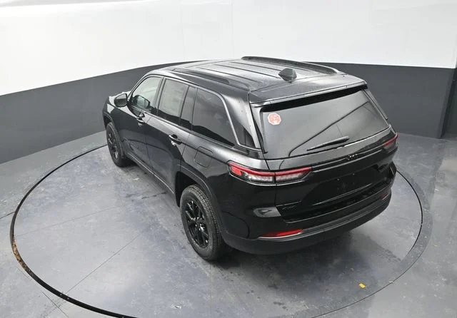 New 2026 Diamond Black Crystal Pearl-Coat Exterior Paint Jeep Altitude image 16
