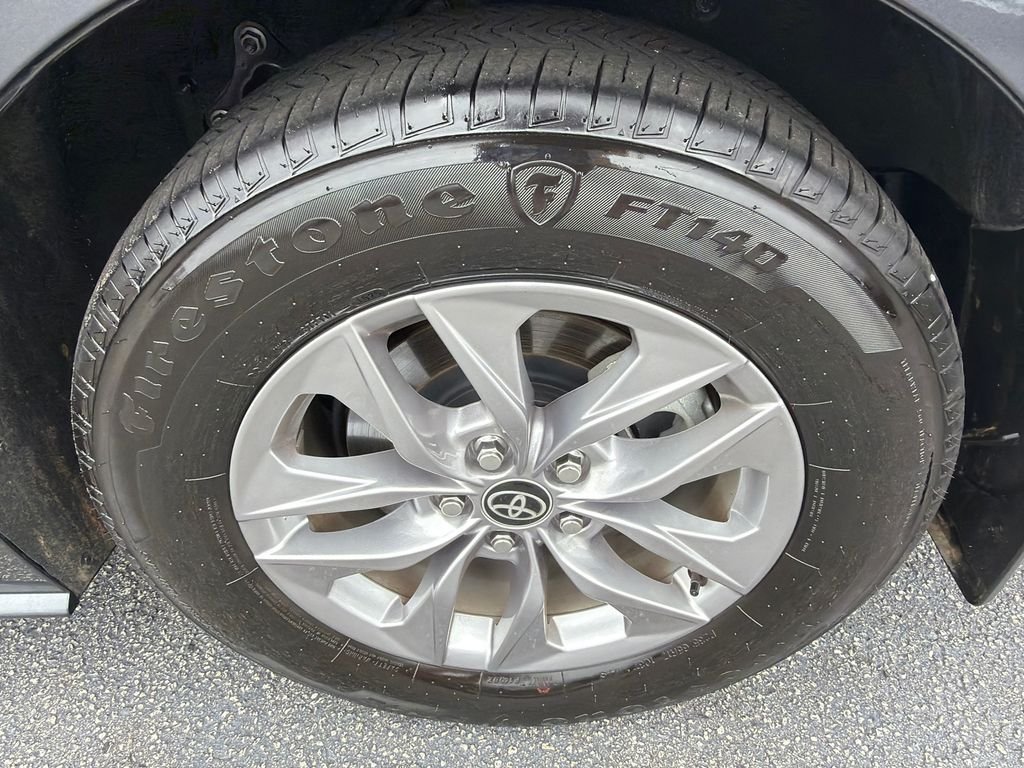 2025 Toyota Sienna XLE - Photo 19