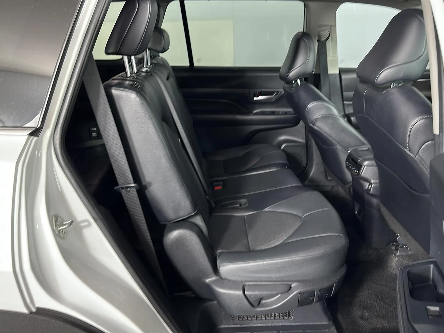 Used 2024 Wind Chill Pearl Toyota XLE image 30
