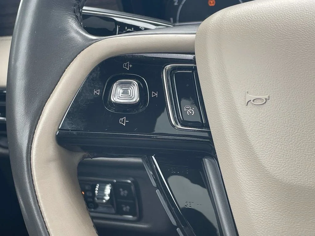 Used 2020 White Lincoln Reserve image 28