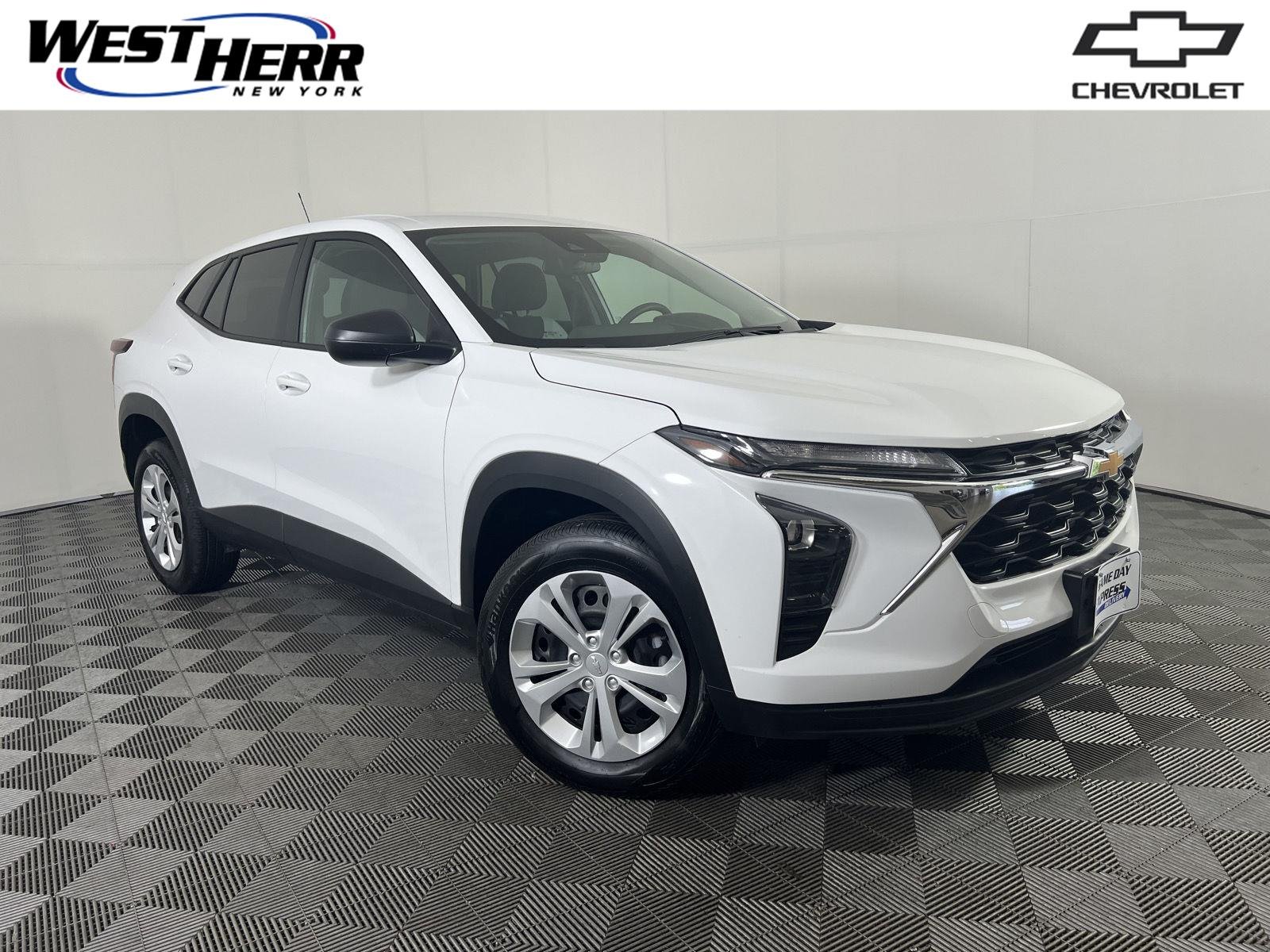 Used 2025 Summit White Chevrolet LS image 1