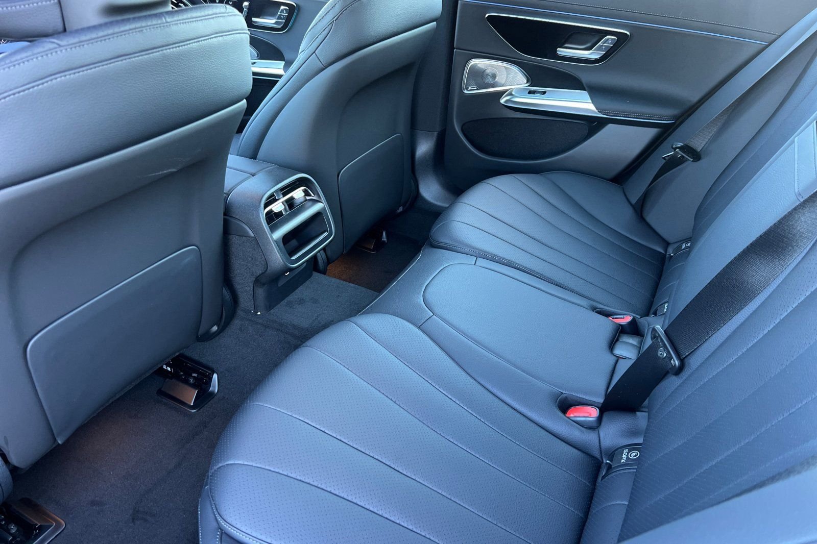 New 2026 MANUFAKTUR Alpine Grey Mercedes-Benz E 350 image 4