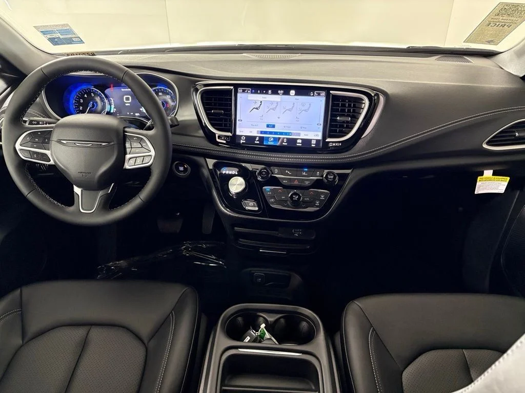 New 2027 White/off-white Chrysler Select image 37