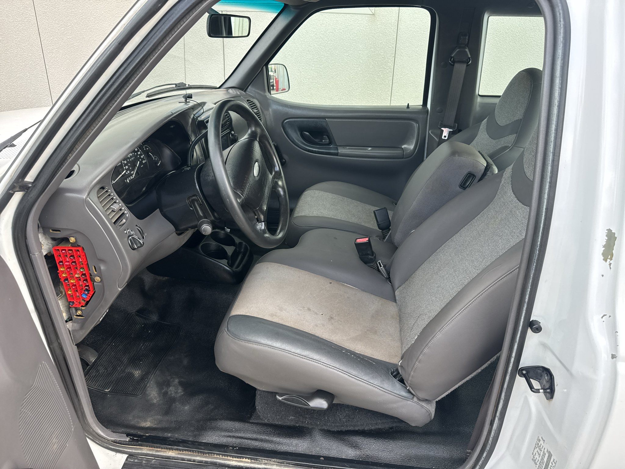 Used 2001 Oxford White Clearcoat Ford Edge image 8
