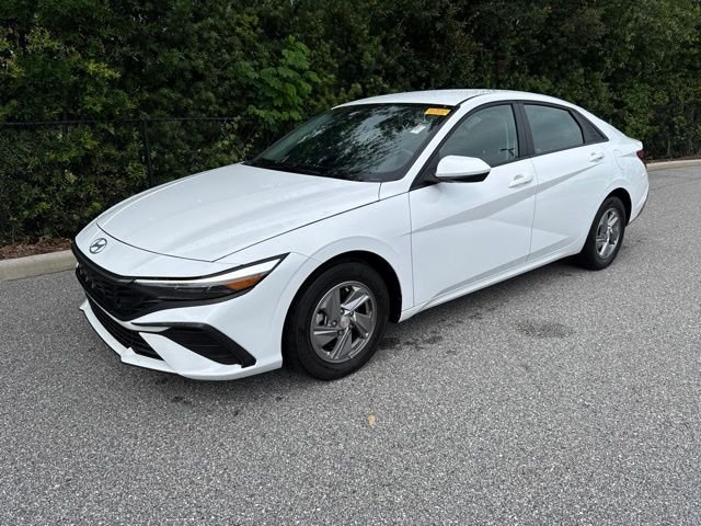 Used 2025 White Hyundai SE image 1