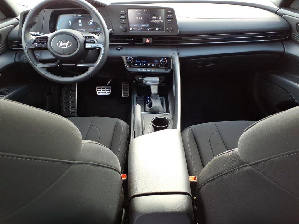2025 Hyundai Elantra SEL - Photo 12