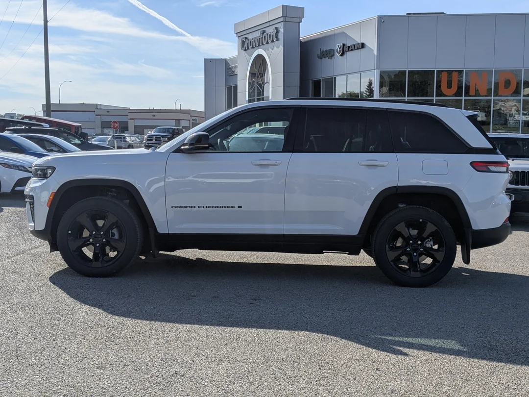 New 2026 White Jeep Altitude - - 4x4 - Power Sunroof - Trailer Tow Pkg - 20 Black Wheels - Remote Start & More! image 5