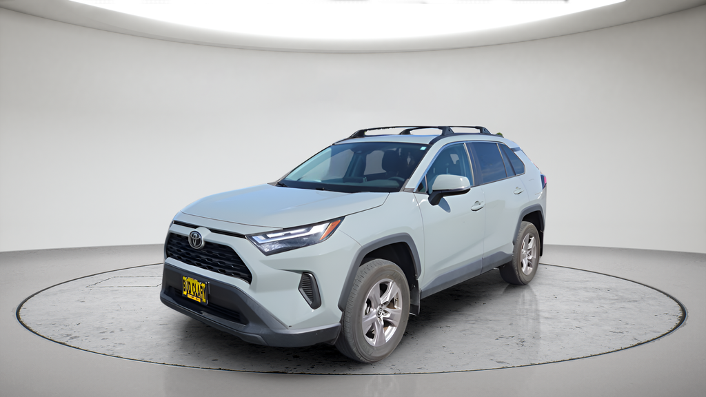 Used 2023  Toyota XLE image 1