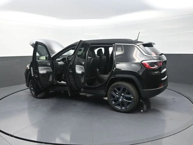 New 2026 Diamond Black Crystal Pearlcoat Jeep  image 27