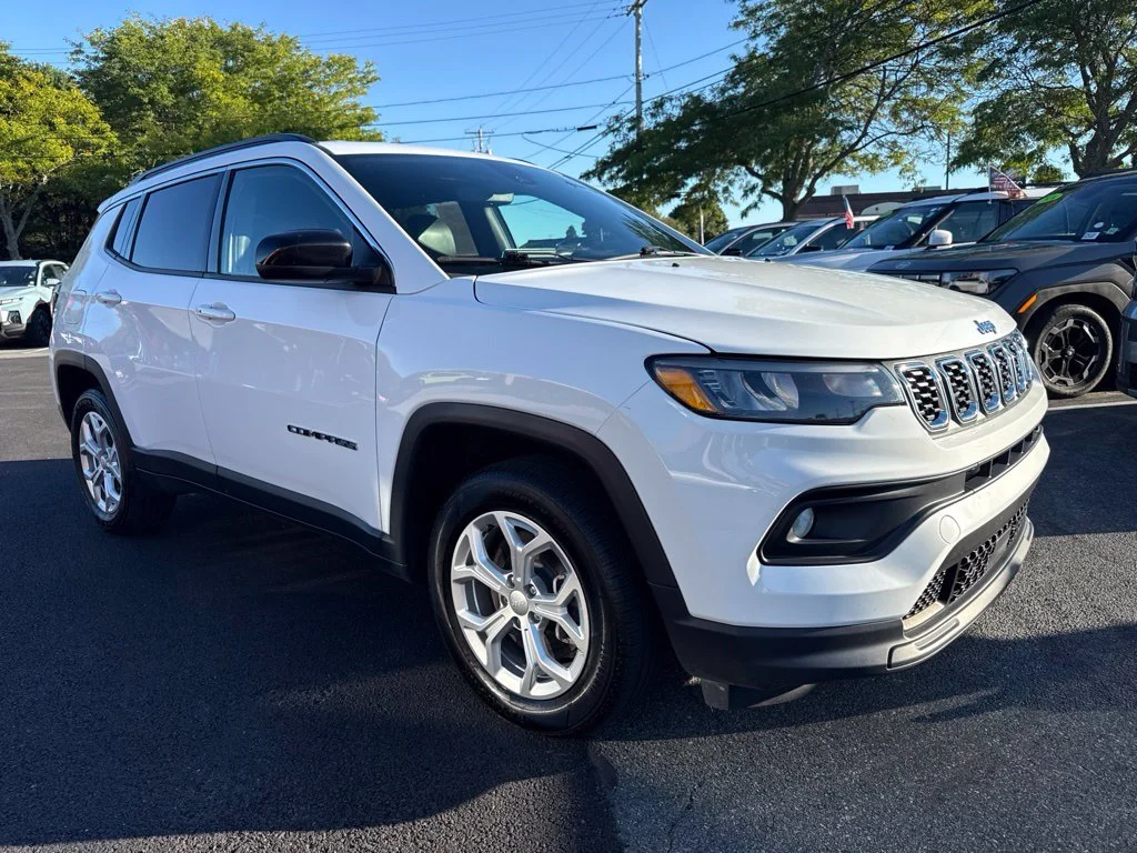Used 2024 White Jeep Latitude image 3