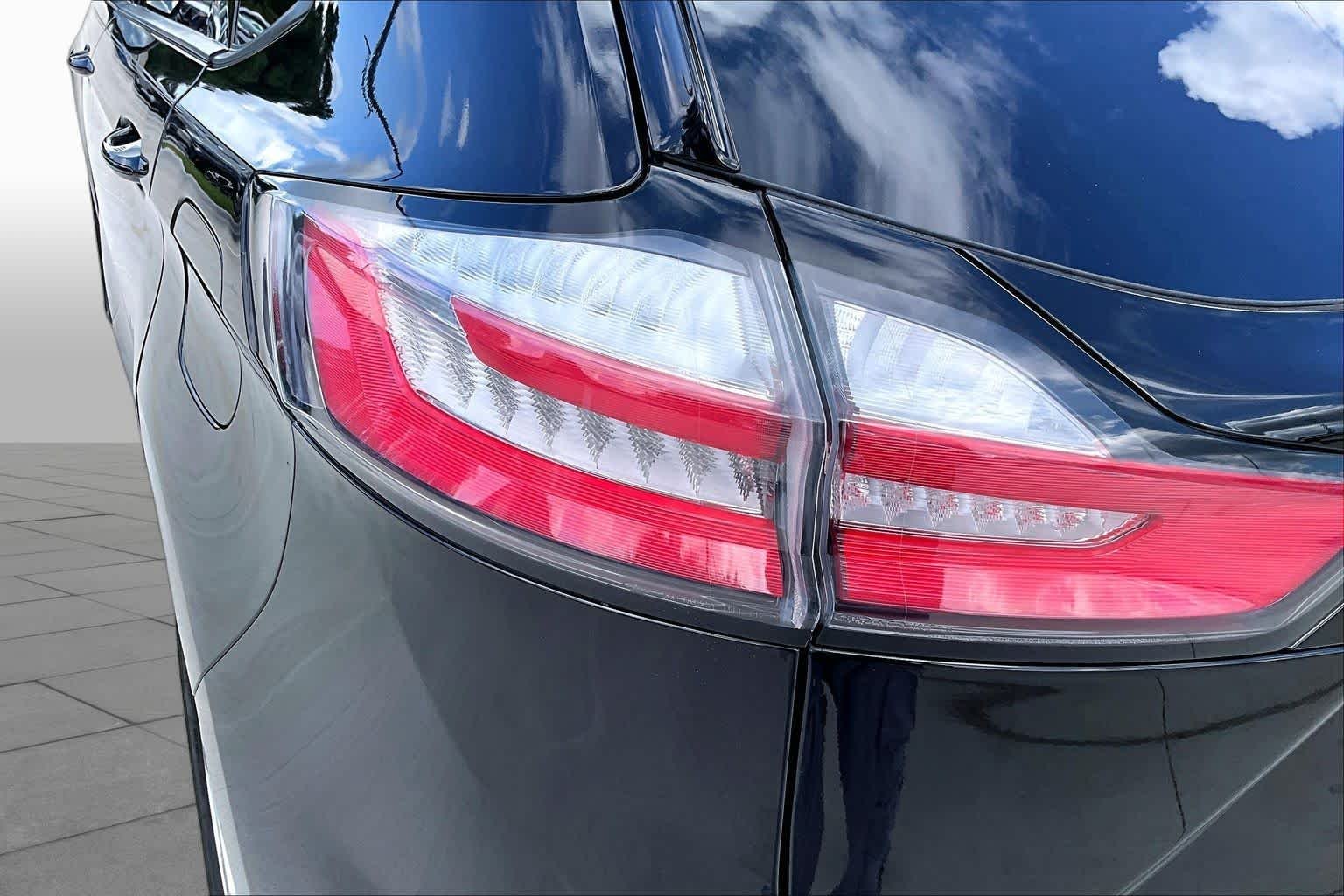Used 2020 Agate Black Ford SE image 27