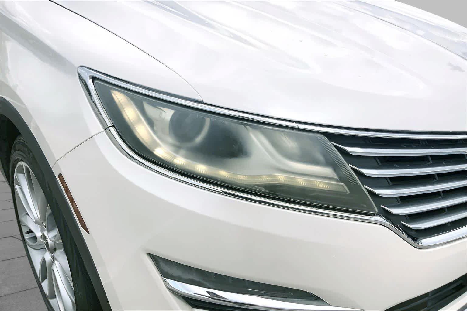 Used 2016 White Platinum Metallic Tri-Coat Lincoln Reserve image 27