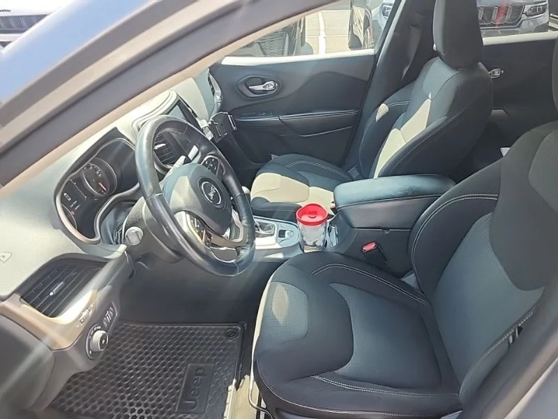 Used 2016 Silver Jeep Latitude image 5