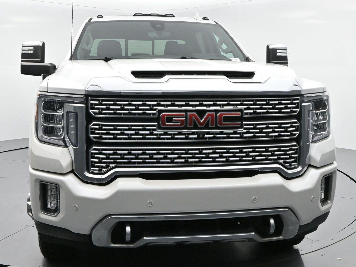 Used 2022 White Frost Tricoat GMC Denali image 2