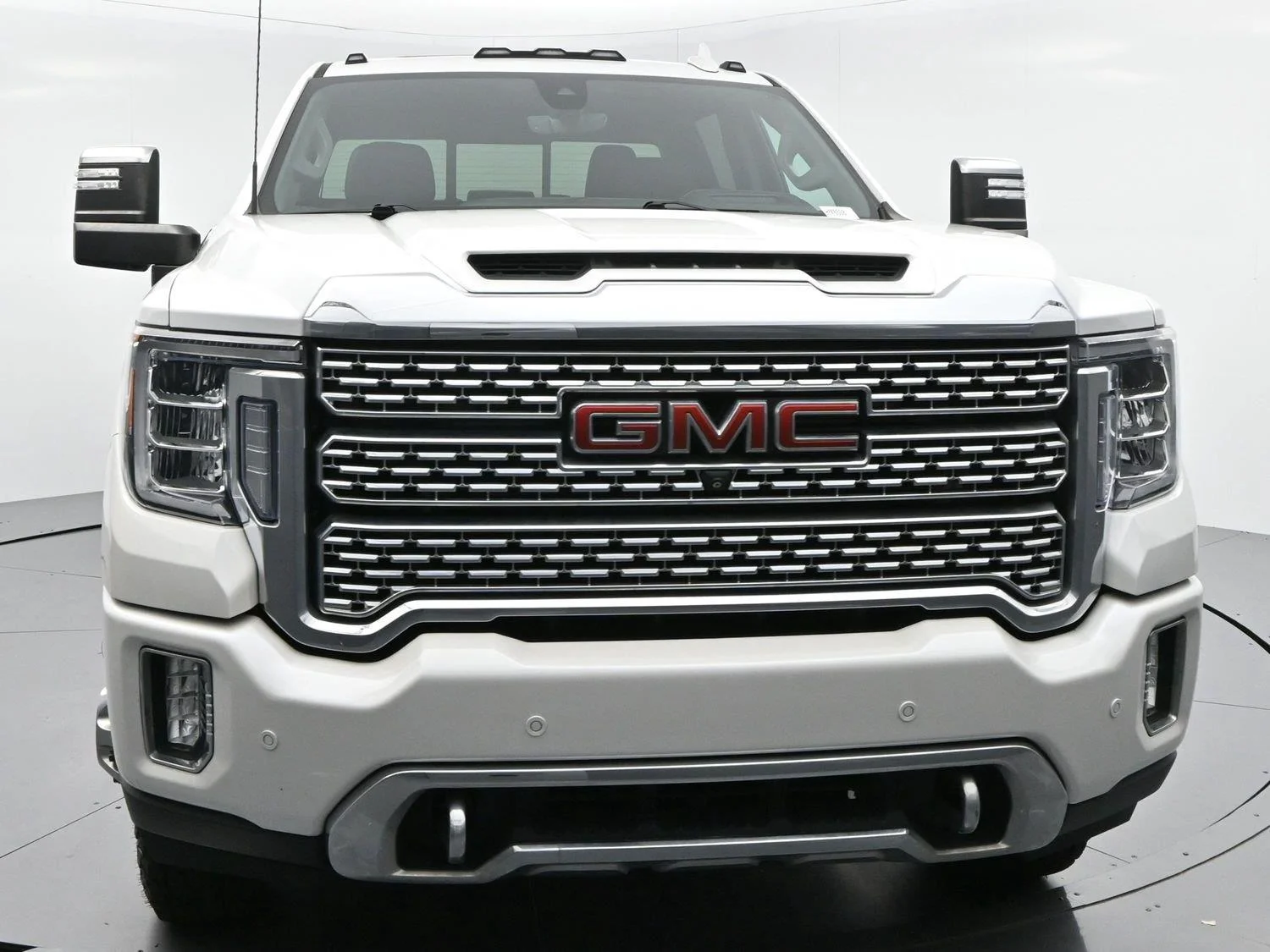 Used 2022 White Frost Tricoat GMC Denali image 2