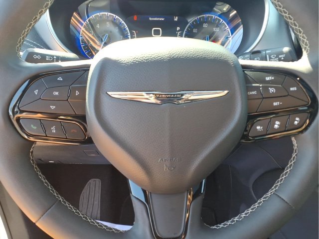 Used 2025  Chrysler Limited image 10