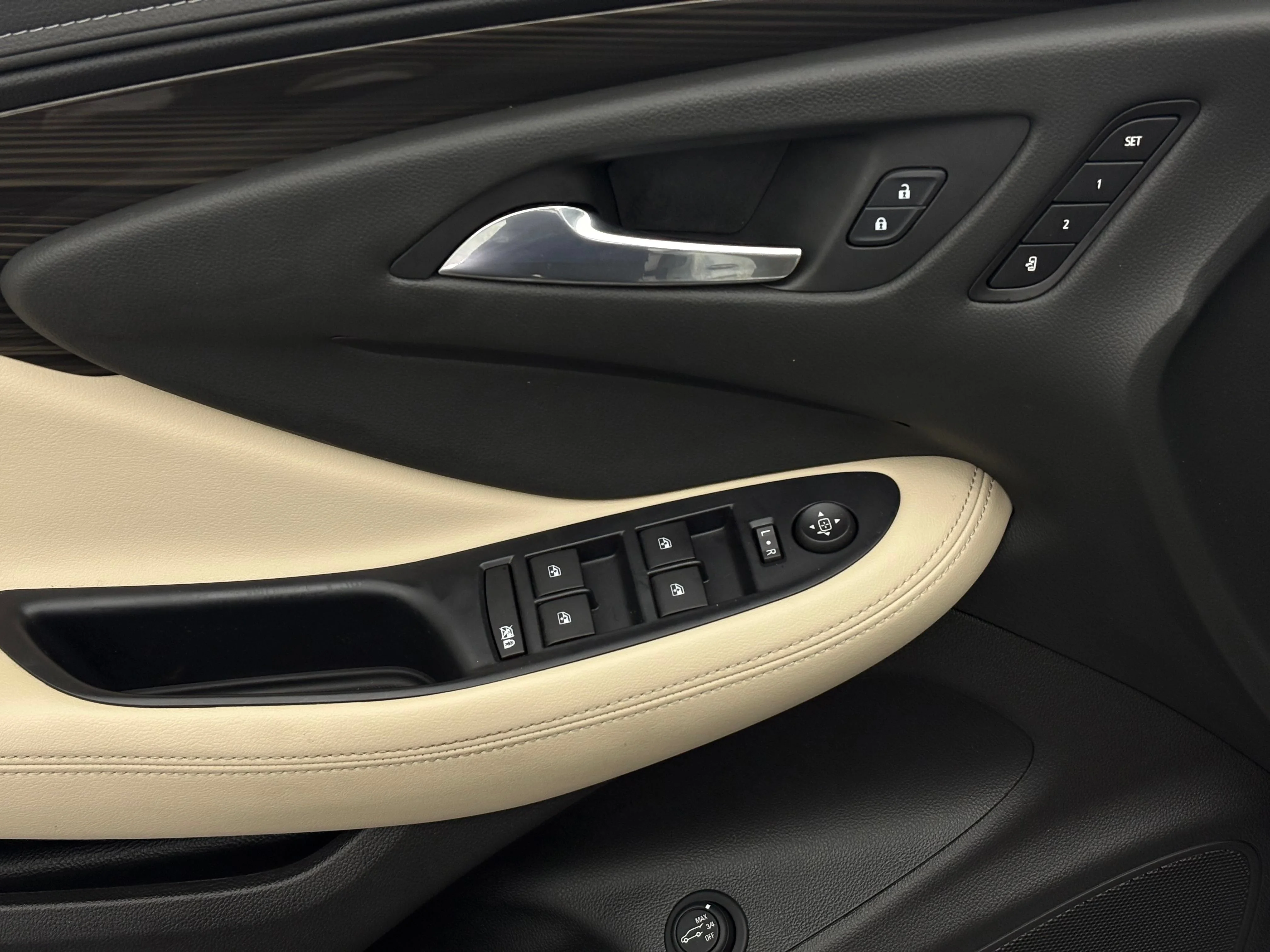 Used 2020 SUMMIT WHITE Buick Premium II image 16