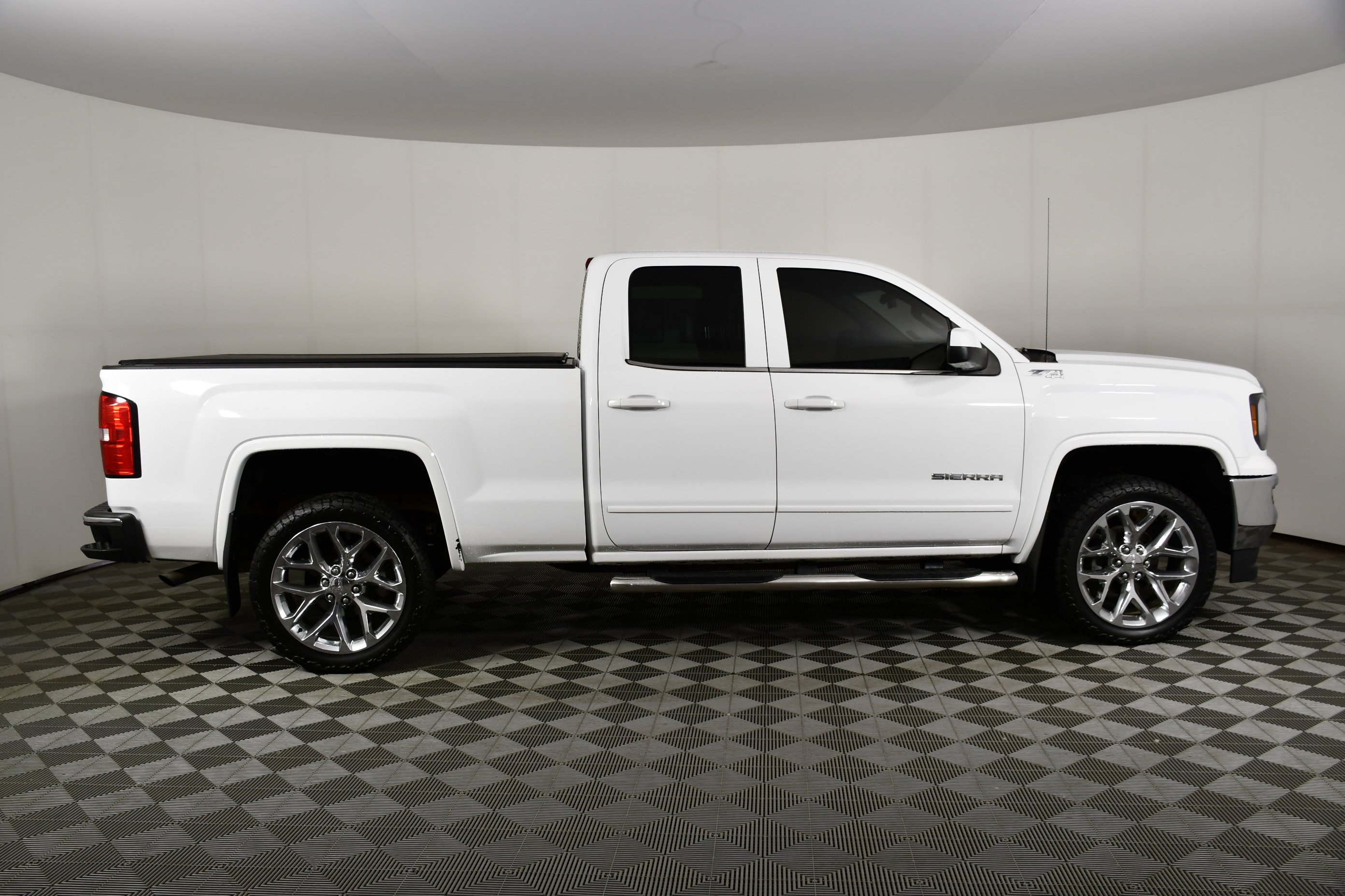 Used 2018 Summit White GMC SLE image 5