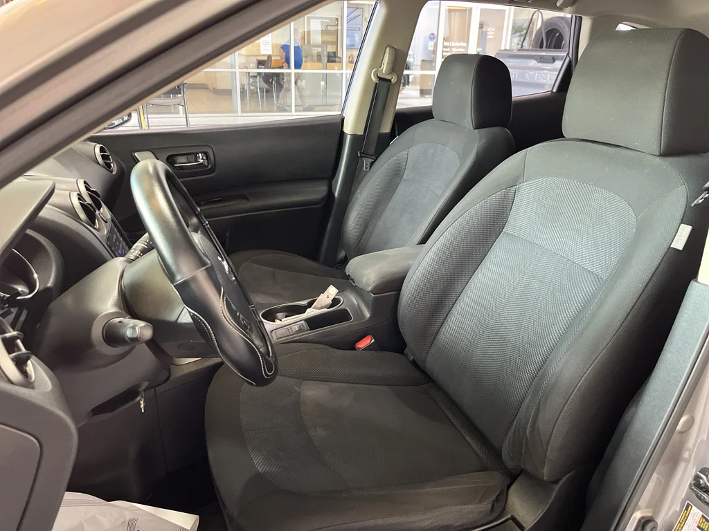 Used 2014  Nissan S image 11