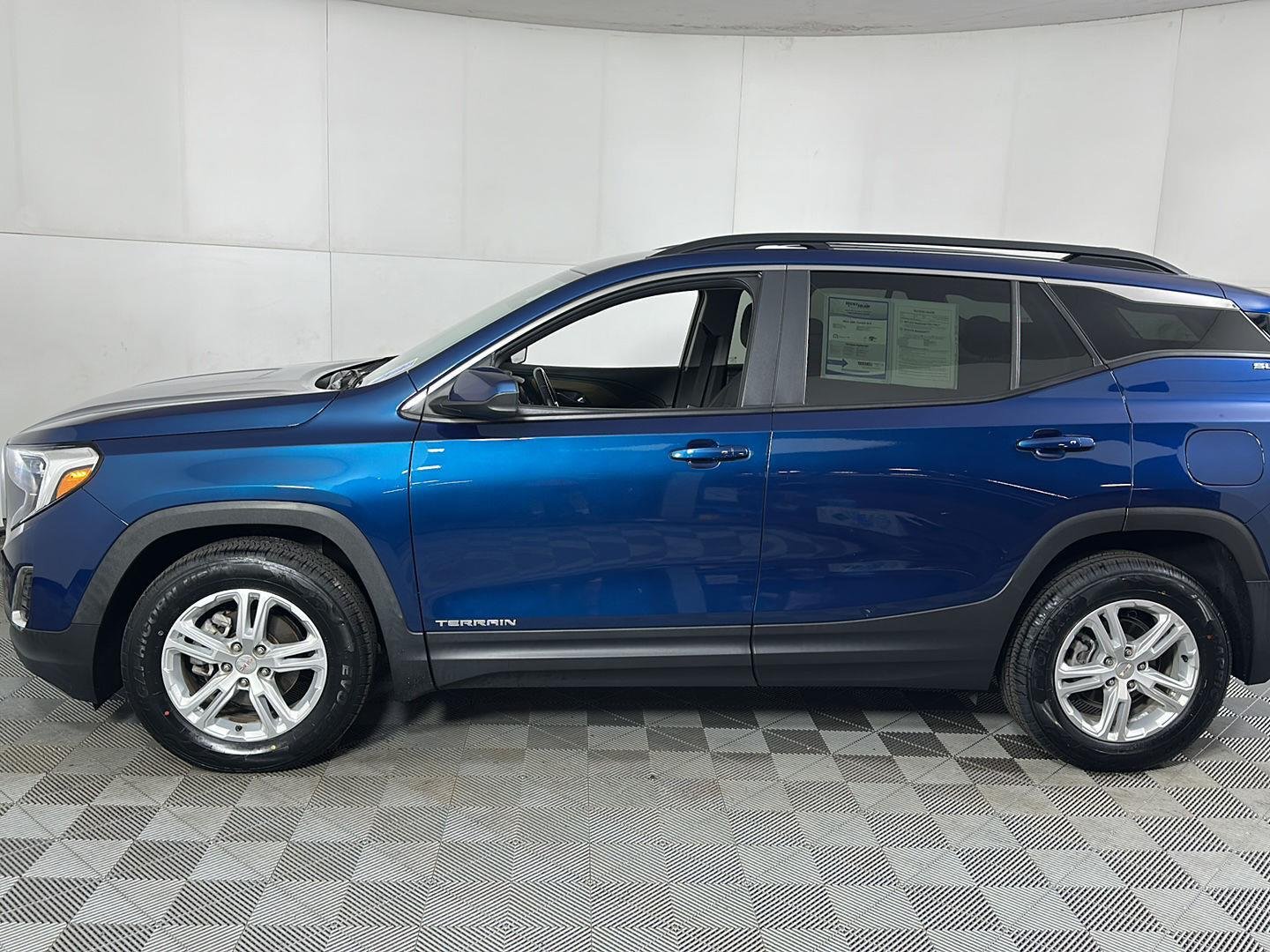 Used 2021 Blue Emerald Metallic GMC SLE image 18