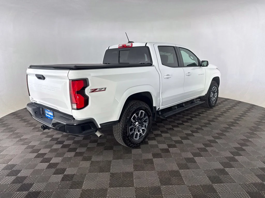 Used 2025 White Chevrolet Z71 image 5