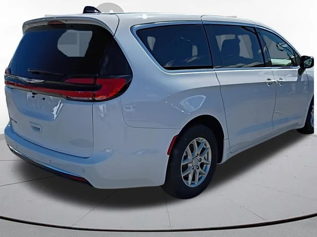 New 2026 Bright White Clear-Coat Exterior Paint Chrysler Select image 5