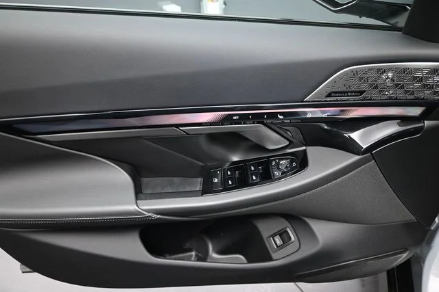 Used 2026 Gray BMW 550e xDrive image 18