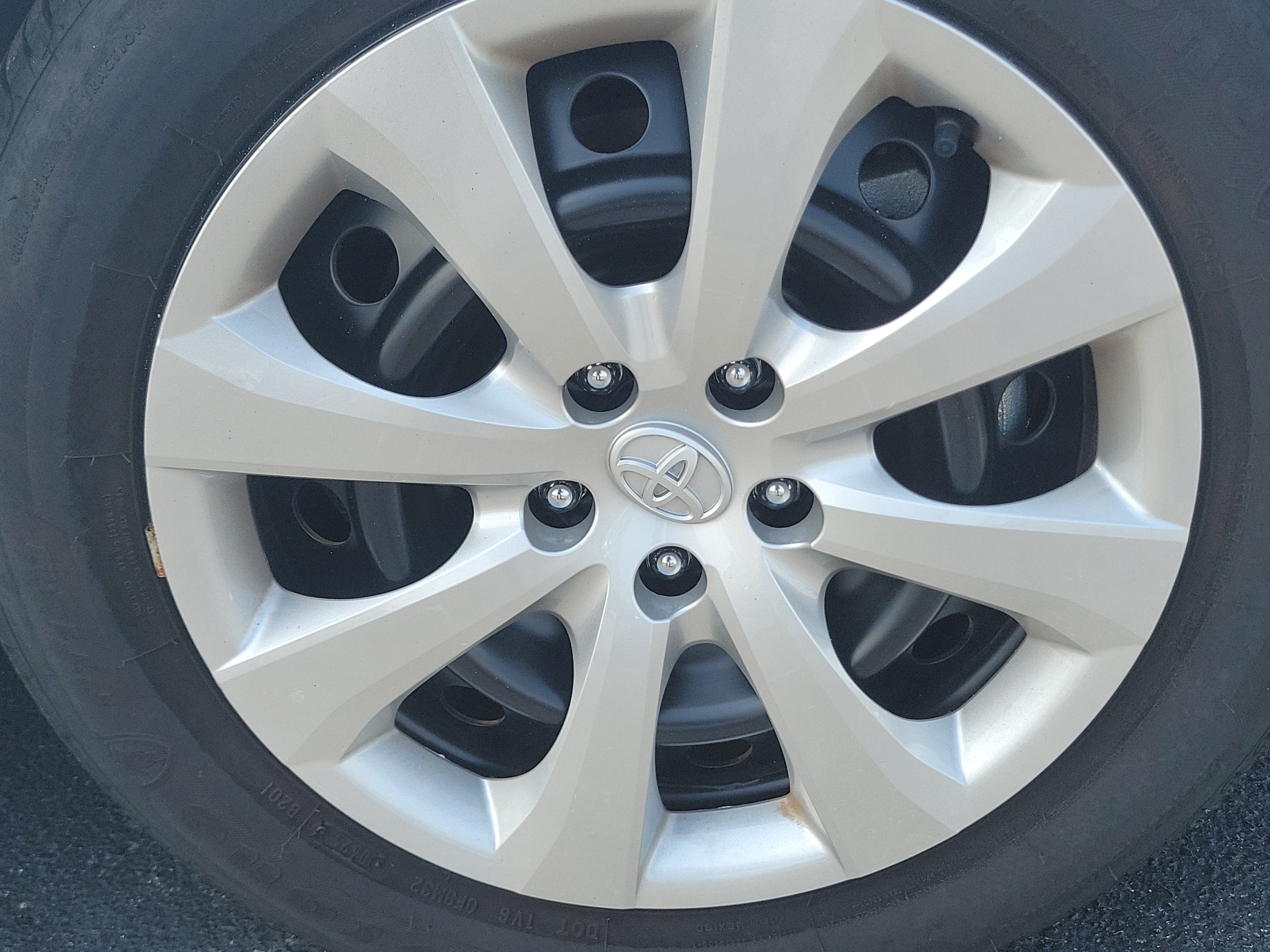 Used 2025 Pearl Toyota LE image 8