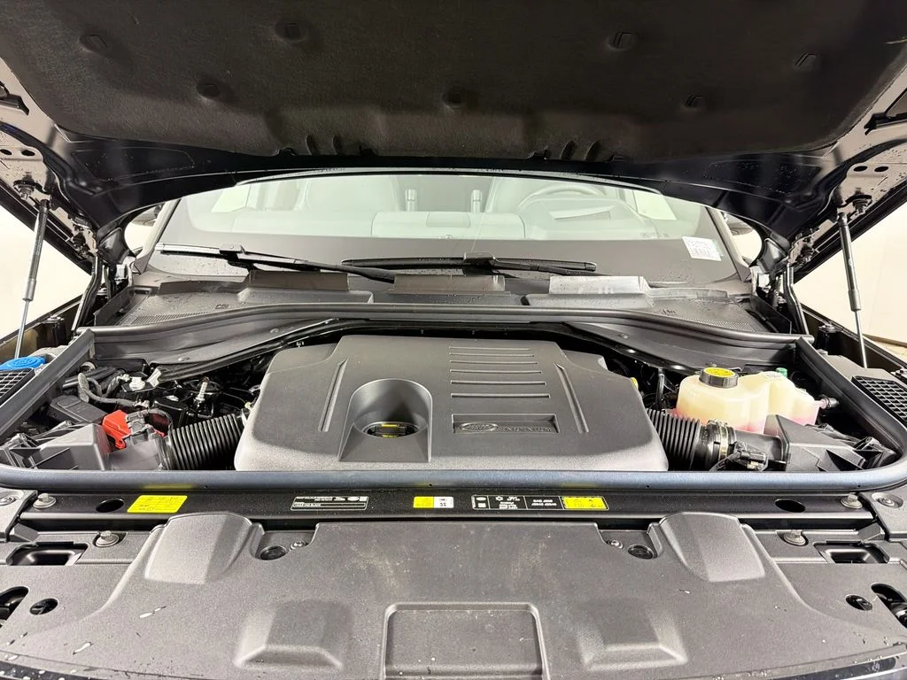 New 2026 Santorini Black Land Rover SE image 32