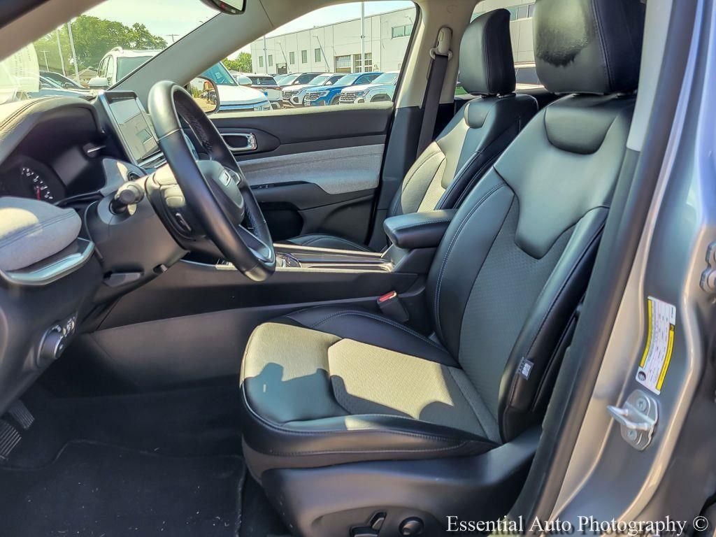 Used 2022 Billet Silver Metallic Jeep Latitude image 6