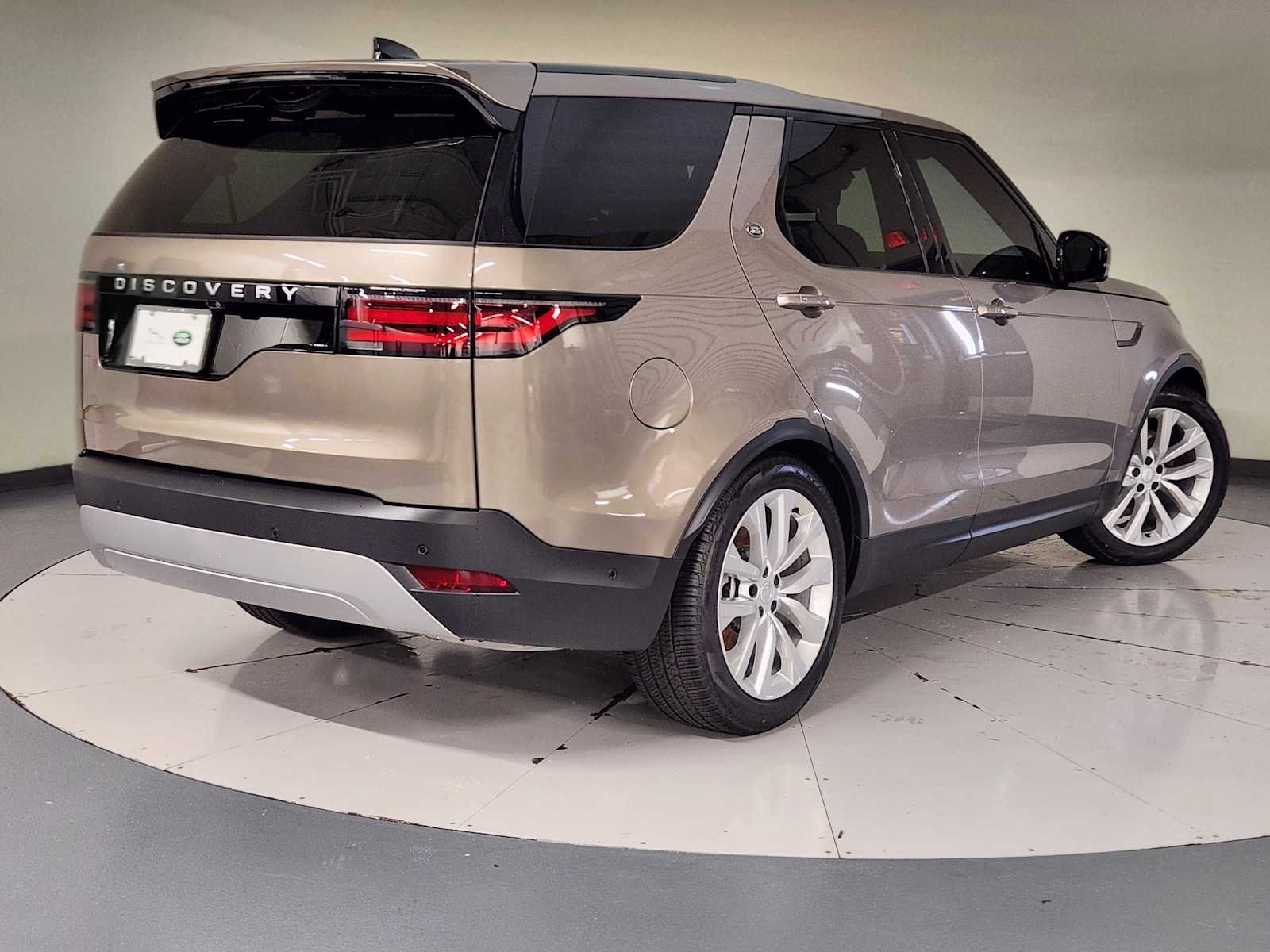 Used 2026 Lantau Bronze Metallic Land Rover S - AWD image 2