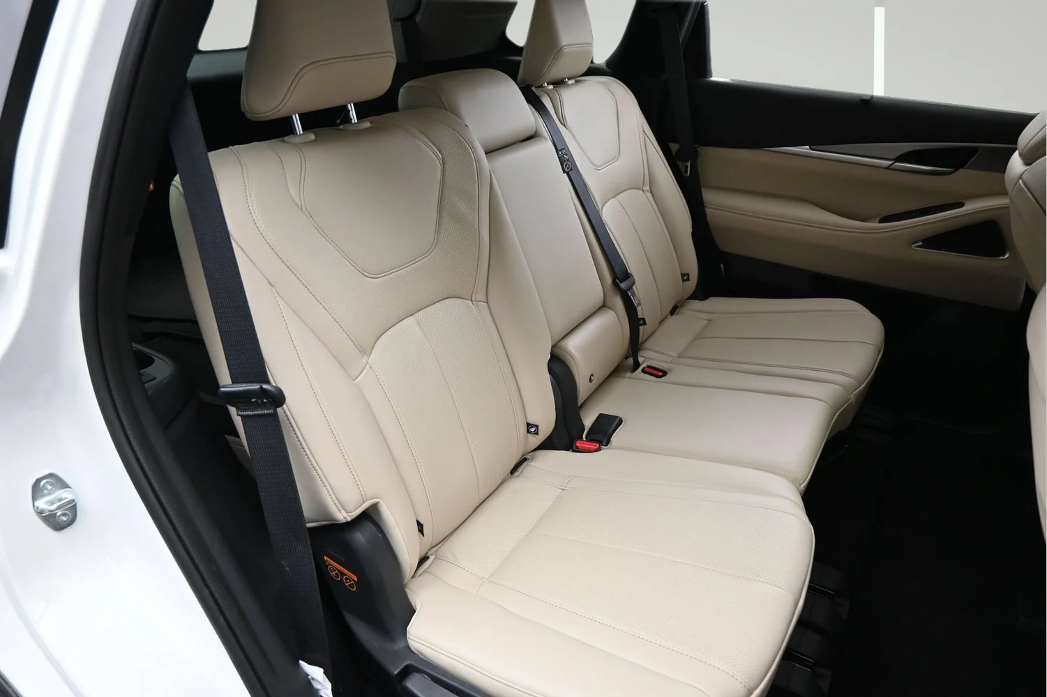 Certified Used 2025 Majestic White INFINITI LUXE image 13