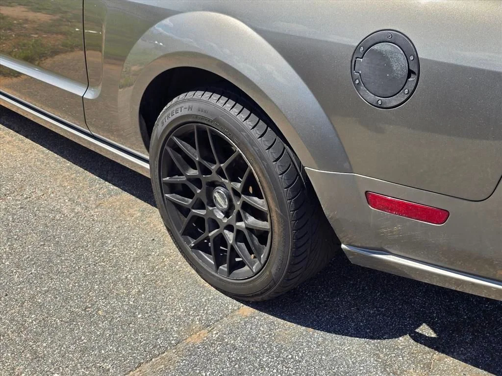 Used 2005 Gray Ford GT Premium image 17