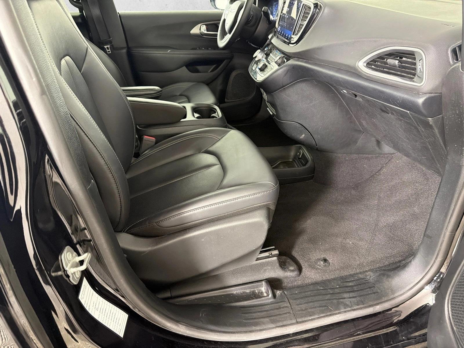 Used 2025 Diamond Black Crystal Pearlcoat Chrysler Select image 13